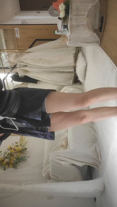 婚纱店操萝莉音小妹休学大学生眼镜妹返场搭档是个猛男各种姿势抱起来爆操